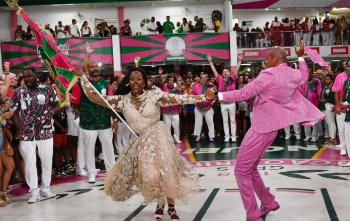 Mangueira recebe Império Serrano na quadra da escola de samba na noite deste sábado