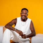Mumuzinho faz show gratuito no Terreirão do Samba na festa dos comerciários
